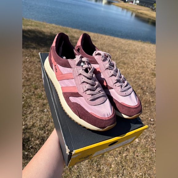 NWT Gola Womans Pink Chicago Sneakers Size 8 - Picture 2 of 10